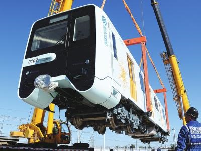 耐高寒地鐵列車入軌，吊裝機(jī)械顯神威